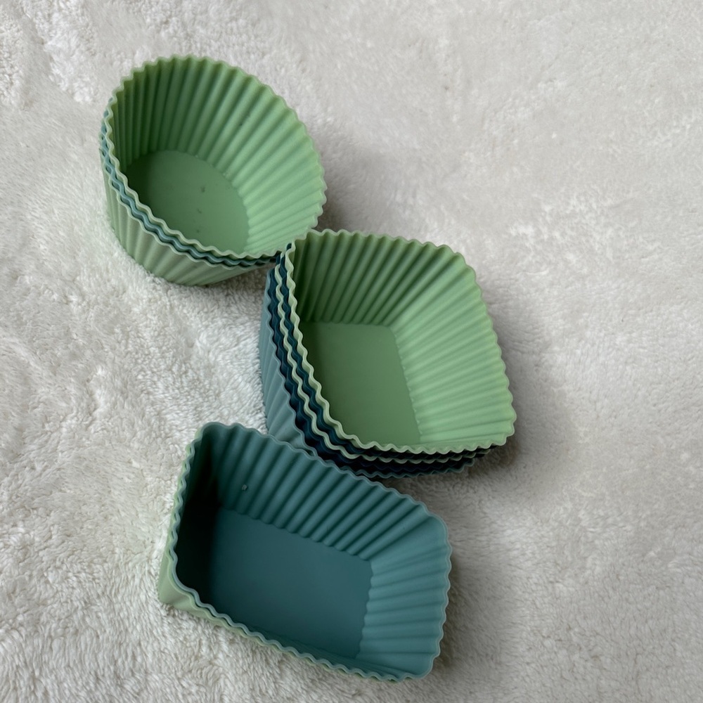 Set of 10 Silicone Bento Box or Baking Cups in Green and Blue Varied Sizes EUC - Picture 10 of 11